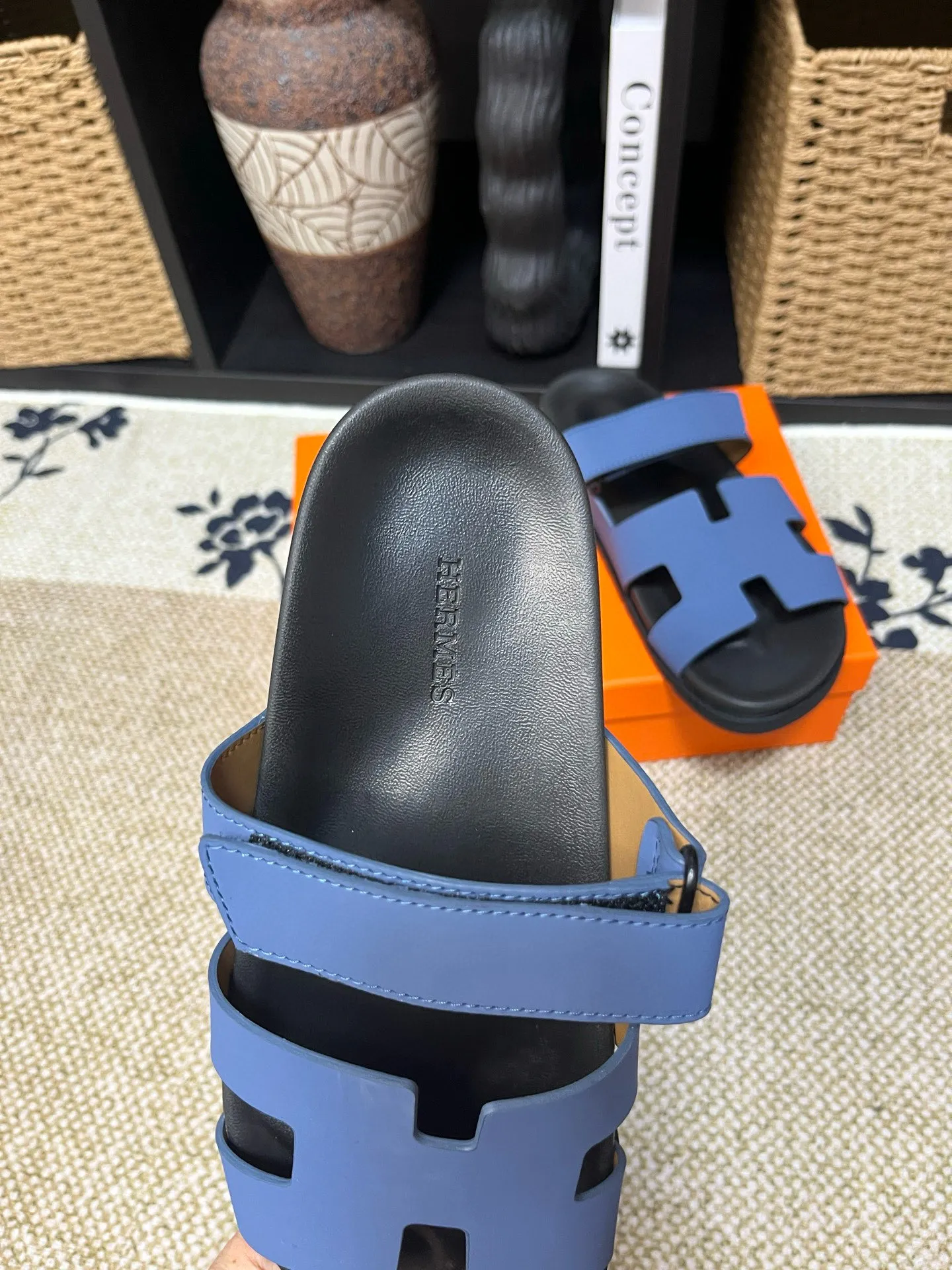 P300 Long-term stock Hermes men’s Kazimir slippers for couples - top quality woven calfskin functional sandals with intertwined uppers inspired by the “H” iconic pattern to create a casual look, perfect for summer. Imported cowhide + cowhide lining + TUP outsole Size: 35-46
